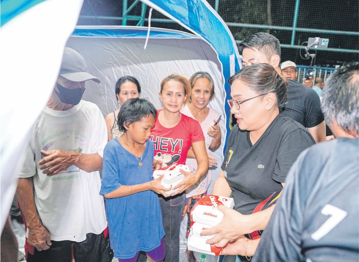 Sarah Discaya with Manggahan fire victims.