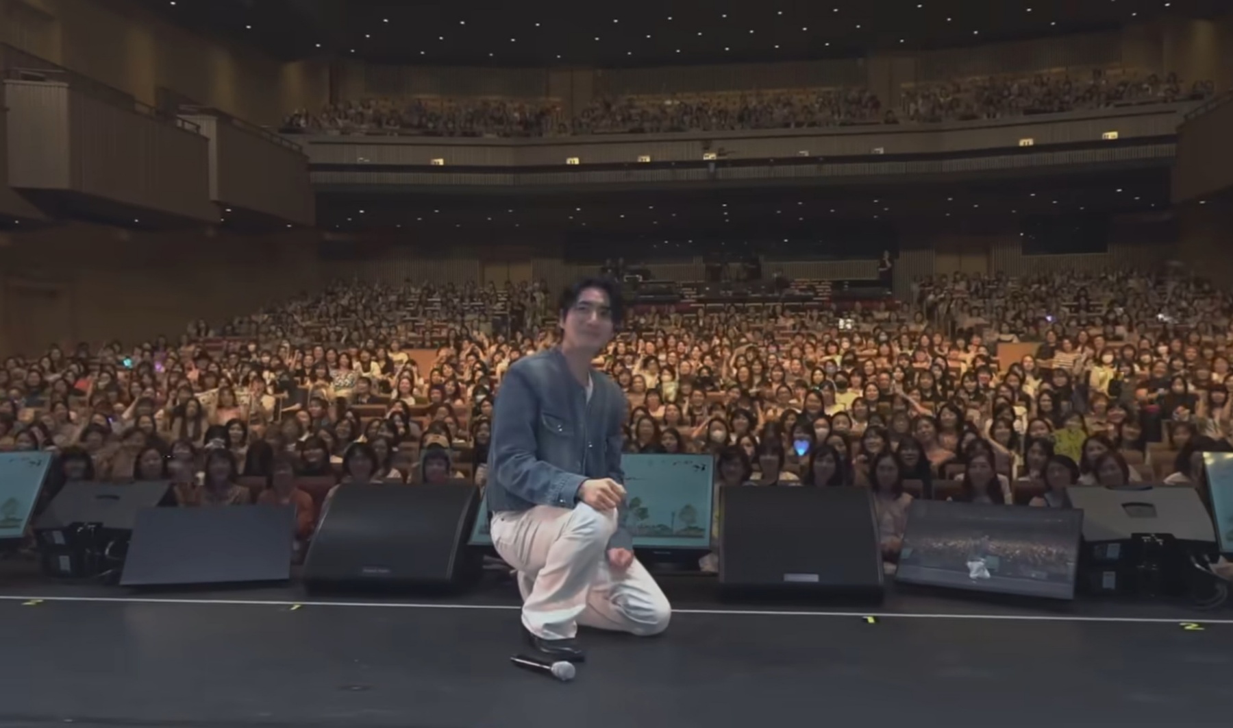 Lee Jun hyuk in Manila is giving major 
'Love Scout' vibes  