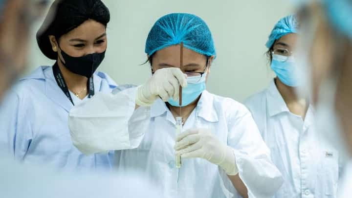 FAR Eastern University’s Institute of Health Sciences and Nursing proudly celebrates the achievement of three students who ranked among the top 10 in the March 2025 Medical Technologist Licensure Examination.