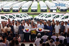 Local execs thank Marcos for ambulance support