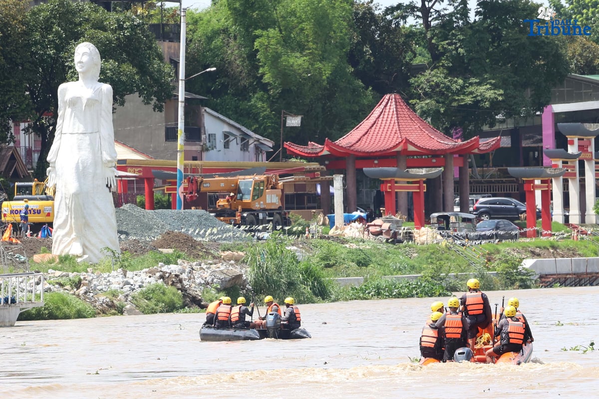 (July, 10 2025) On Thursday, July 10, 2025, The Philippine Army DRU 525th Combat Engineer Battalion members were seen riding in rubber boats as they do maneuvers along Marikina River in Marikina The maneuver practice is part of their readiness for disaster deployment and monitoring of equipment. Photo/Analy Labor