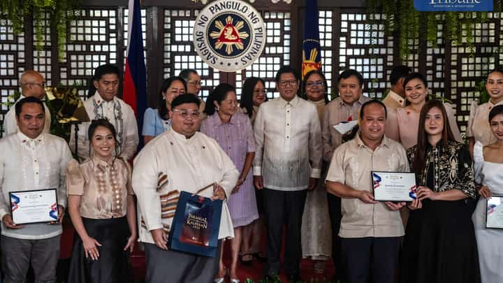 President Ferdinand R. Marcos Jr. and First Lady Liza Araneta-Marcos led the awarding of the Float Design and Festival Performance Competitions during the Parangal ng Kalayaan at Malacañang on Thursday, July 10, 2025. “Ikkis Ti Candon” from Ilocos Sur bagged the Grand Prize in the float contest, while the Tultugan Festival topped the performance category. The event was part of the Parada ng Kalayaan 2025, marking the 127th Philippine Independence Day.