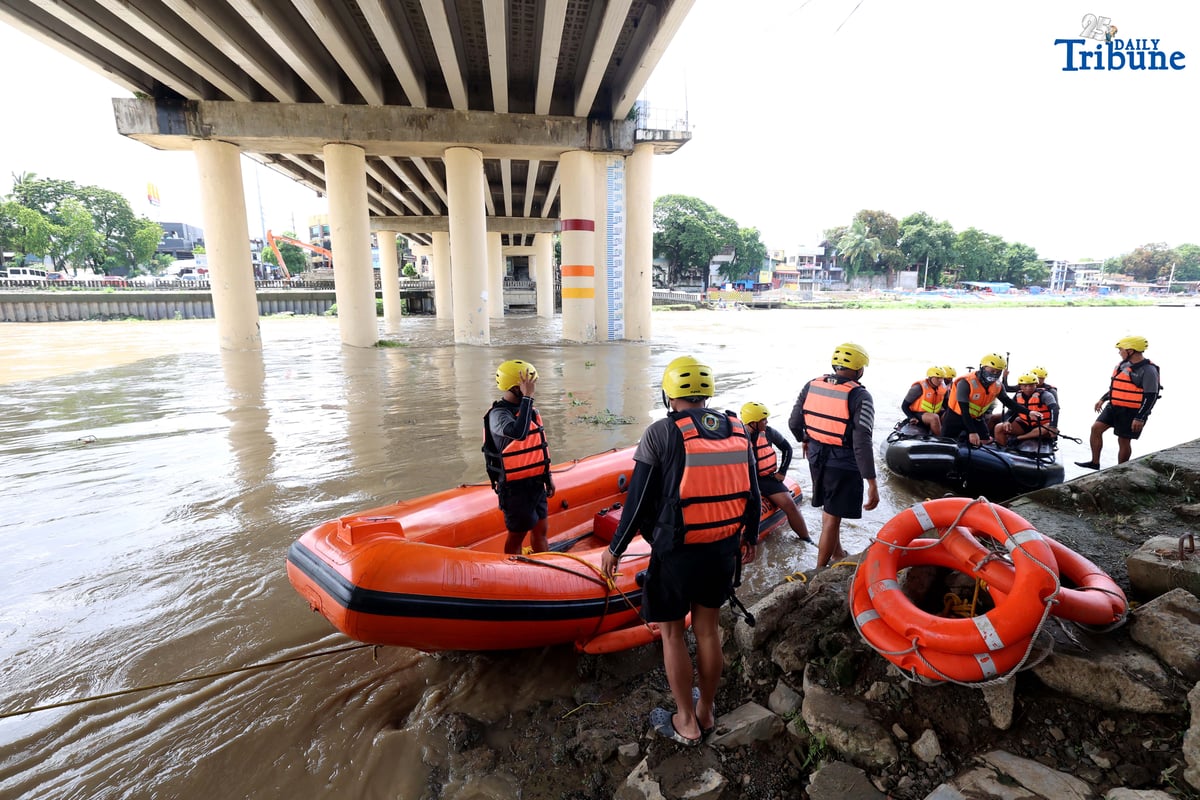 (July, 10 2025) On Thursday, July 10, 2025, The Philippine Army DRU 525th Combat Engineer Battalion members were seen riding in rubber boats as they do maneuvers along Marikina River in Marikina The maneuver practice is part of their readiness for disaster deployment and monitoring of equipment. Photo/Analy Labor