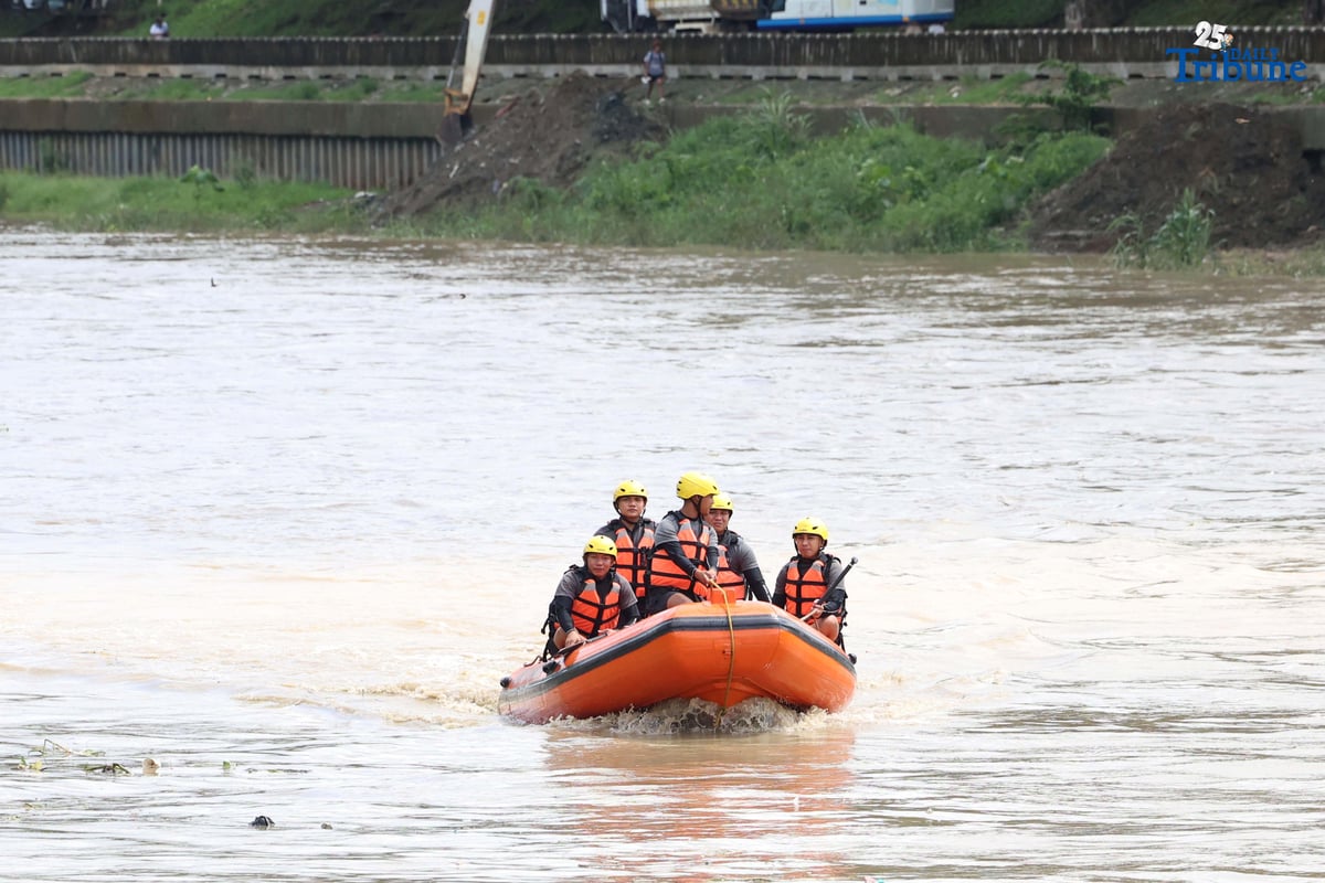 (July, 10 2025) On Thursday, July 10, 2025, The Philippine Army DRU 525th Combat Engineer Battalion members were seen riding in rubber boats as they do maneuvers along Marikina River in Marikina The maneuver practice is part of their readiness for disaster deployment and monitoring of equipment. Photo/Analy Labor