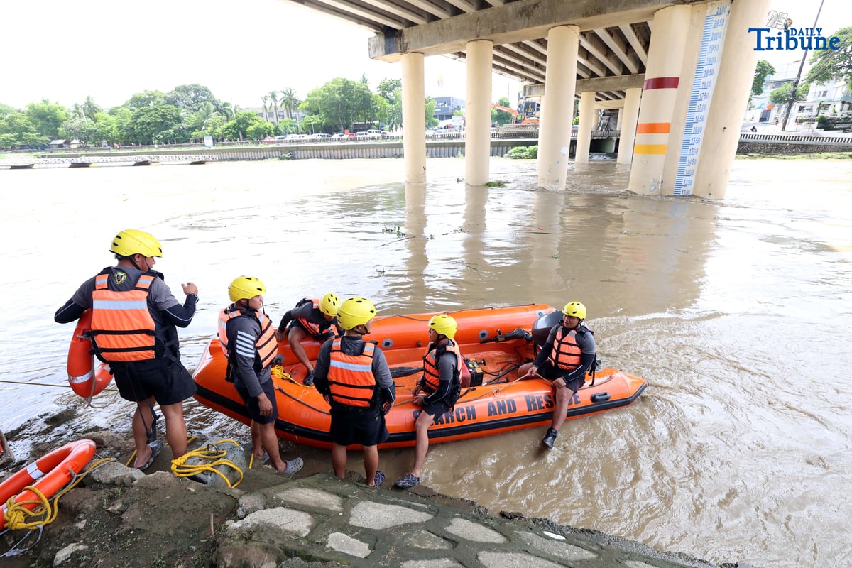 (July, 10 2025) On Thursday, July 10, 2025, The Philippine Army DRU 525th Combat Engineer Battalion members were seen riding in rubber boats as they do maneuvers along Marikina River in Marikina The maneuver practice is part of their readiness for disaster deployment and monitoring of equipment. Photo/Analy Labor