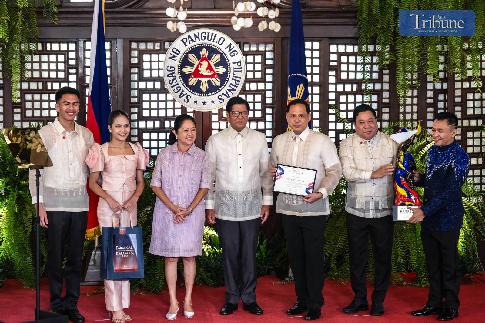 President Ferdinand R. Marcos Jr. and First Lady Liza Araneta-Marcos led the awarding of the Float Design and Festival Performance Competitions during the Parangal ng Kalayaan at Malacañang on Thursday, July 10, 2025. “Ikkis Ti Candon” from Ilocos Sur bagged the Grand Prize in the float contest, while the Tultugan Festival topped the performance category. The event was part of the Parada ng Kalayaan 2025, marking the 127th Philippine Independence Day.
