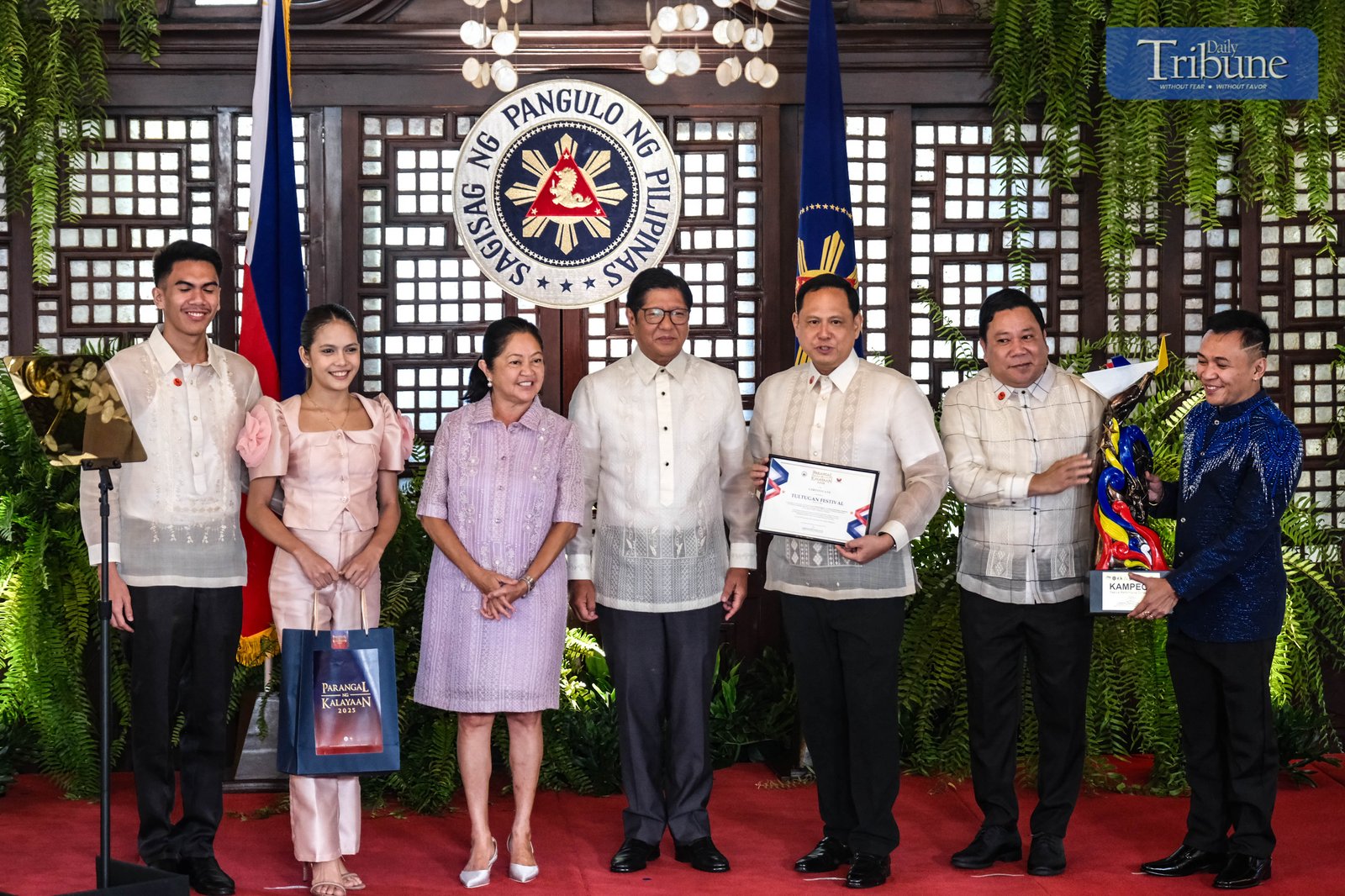 President Ferdinand R. Marcos Jr. and First Lady Liza Araneta-Marcos led the awarding of the Float Design and Festival Performance Competitions during the Parangal ng Kalayaan at Malacañang on Thursday, July 10, 2025. “Ikkis Ti Candon” from Ilocos Sur bagged the Grand Prize in the float contest, while the Tultugan Festival topped the performance category. The event was part of the Parada ng Kalayaan 2025, marking the 127th Philippine Independence Day.