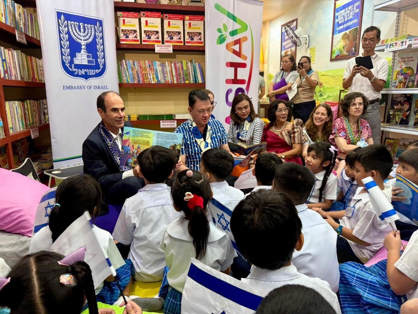 Ambassador Ilan Fluss reads to students at the Alamim Center, sparking curiosity, joy and connection.