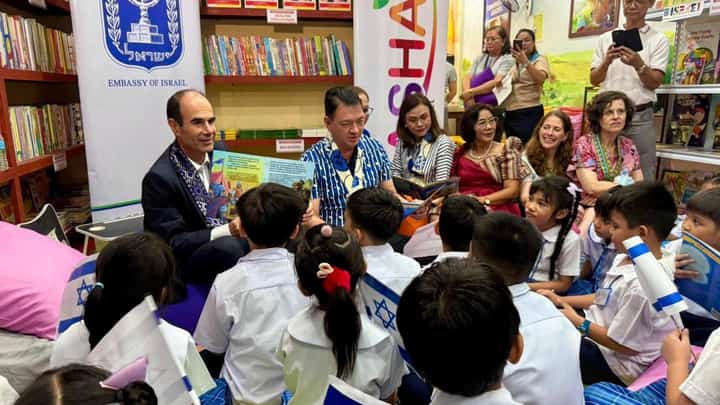 Ambassador Ilan Fluss reads to students at the Alamim Center, sparking curiosity, joy and connection.