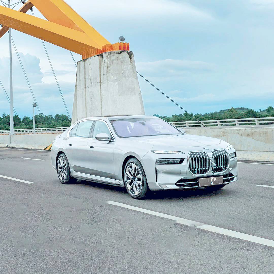 THE i7 xDrive60 blends all-electric performance with executive-class comfort.