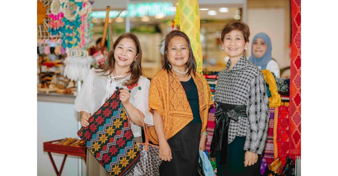 WomenBizPH organizers, pose for a group photo at the grand opening of the Women Strong Trade Fair in SM Cebu.