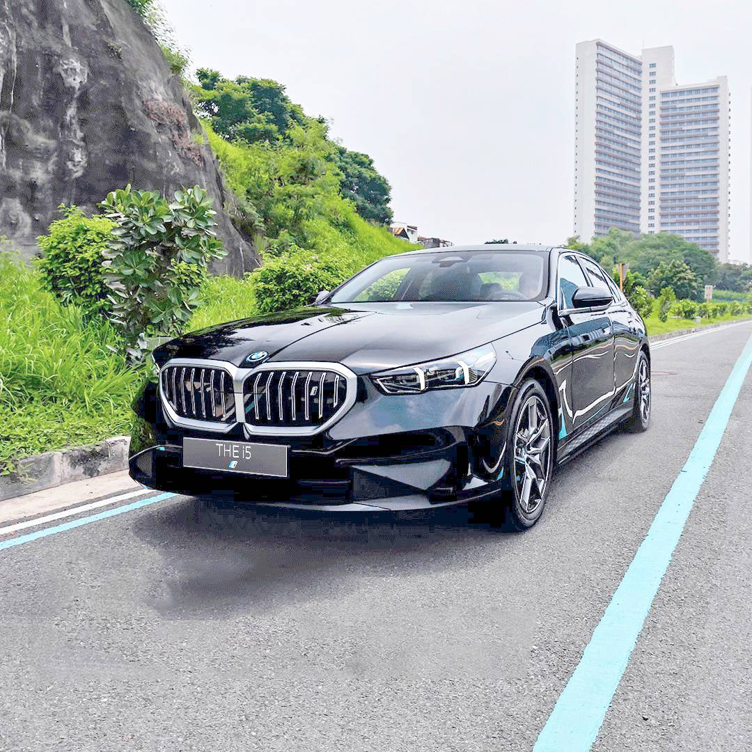 BMW’s iconic sedan goes fully electric with the i5 eDrive40.