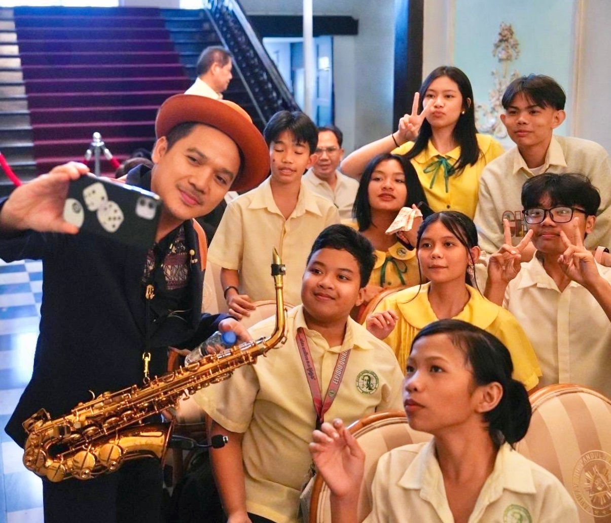 Saxophonist Archie Lacorte with students.