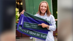 Swiatek sweeps Wimbledon, and the towels too
