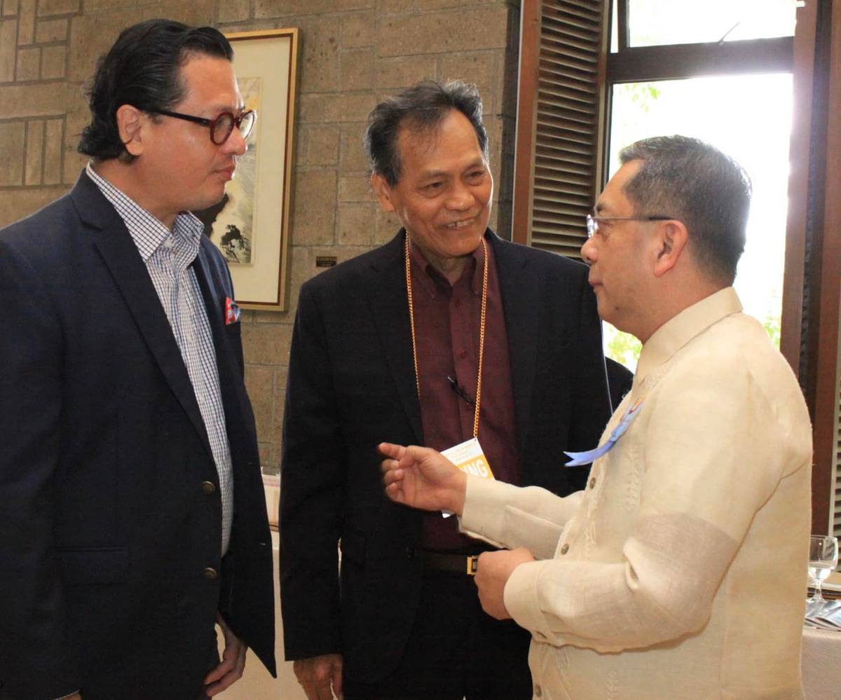 Dean Valdez (center) with fellow Rotarian, immediate past president Jujut Enriquez (left), tackle election issues with Commission on Elections chairperson George Erwin Garcia.
