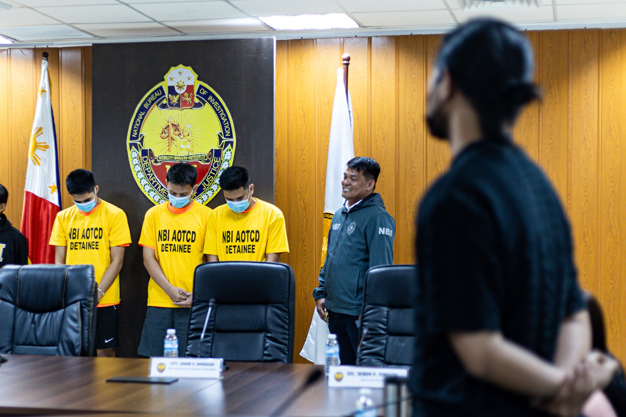 Slain TNVS driver’s family confronts suspects in NBI press conference