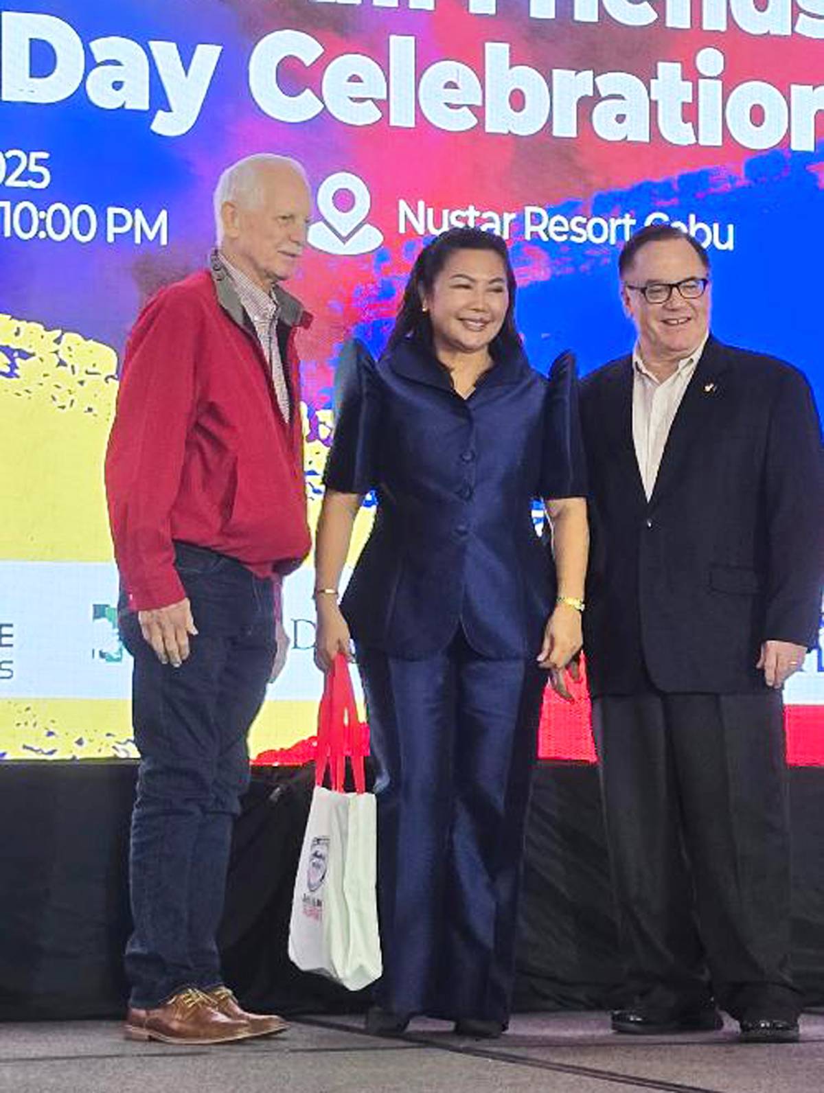 Cebu Governor Pamela Baricuatro (center) with Ebb Hinchliffe (left), AMCHAM Philippines executive director, and Brian Connelly.