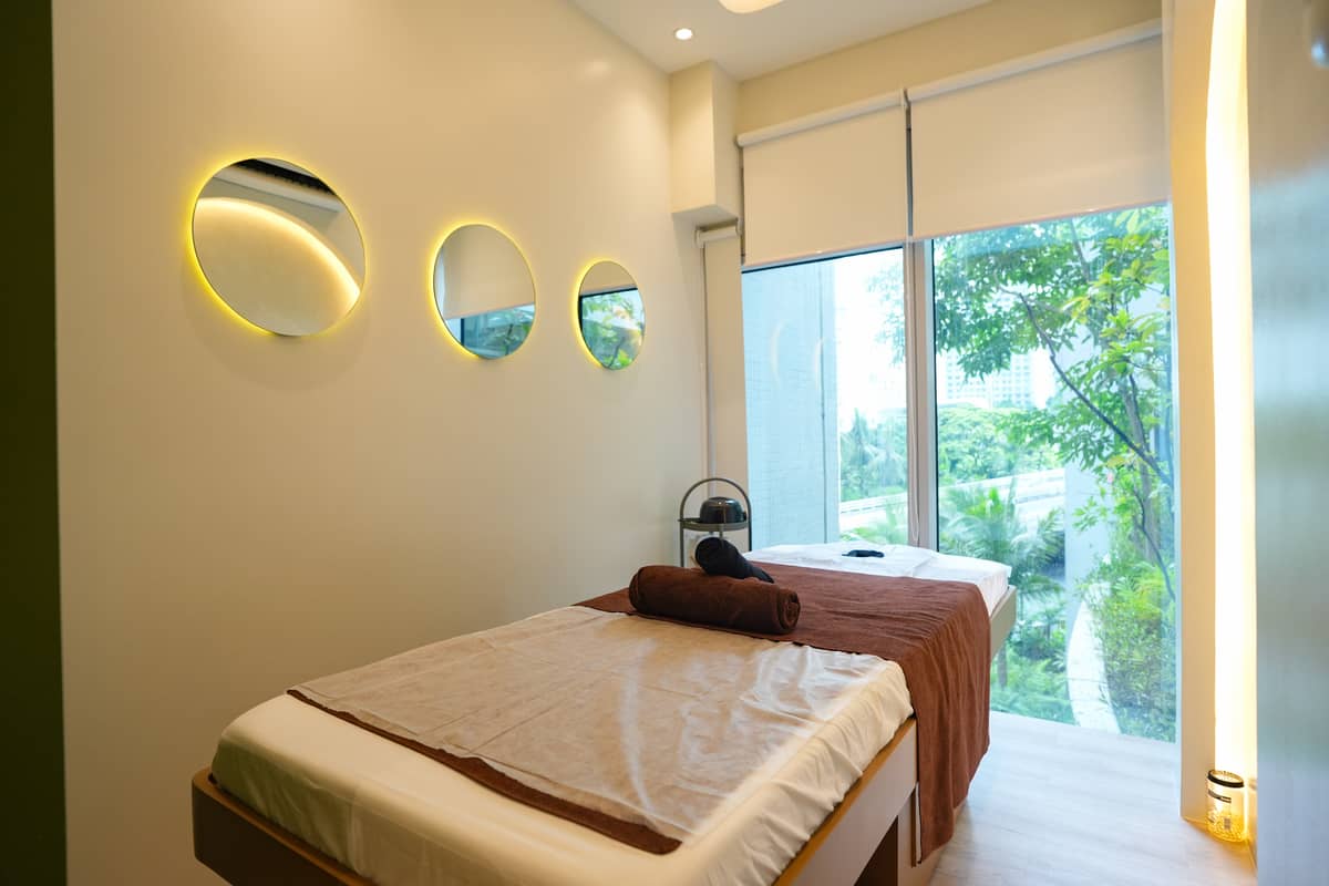 For full-body relaxation, the spa has signature massage treatments, ranging from tension-relieving back massages to deeply soothing hot stone therapy.
