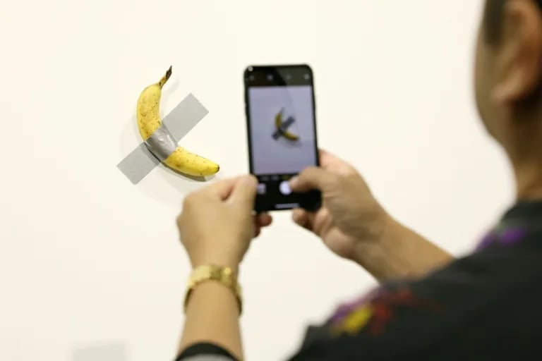 Banana artwork eaten at French museum