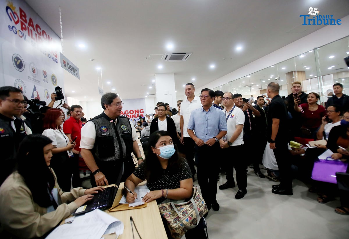 President Ferdinand R. Marcos Jr., together with San Juan City Mayor Francis Zamora and Representative Bel Zamora, inspects the newly launched Bagong Pilipinas eGovPH Serbisyo Hub (BPESH) at the Makabagong San Juan National Government Center.