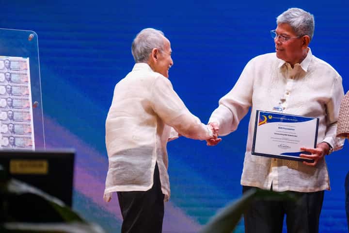 BDO Foundation President Mario Deriquito receives the Outstanding BSP Stakeholder award from BSP Monetary Board Member Romeo Bernardo during the 2025 OBSAC ceremony held at the BSP head office on 18 July 2025.