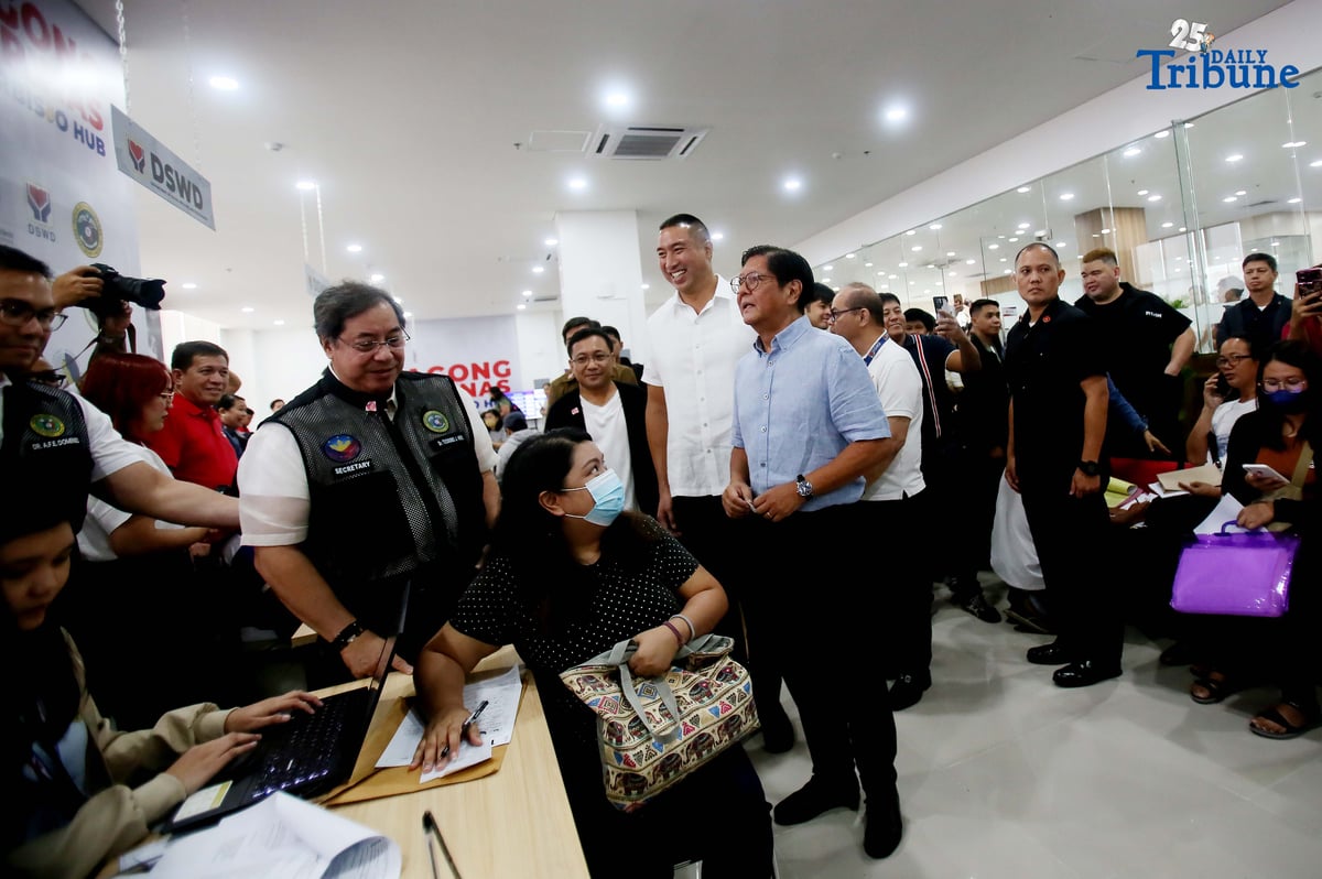 President Ferdinand R. Marcos Jr., together with San Juan City Mayor Francis Zamora and Representative Bel Zamora, inspects the newly launched Bagong Pilipinas eGovPH Serbisyo Hub (BPESH) at the Makabagong San Juan National Government Center.