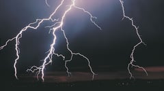 Lightning strikes 33 DEAD