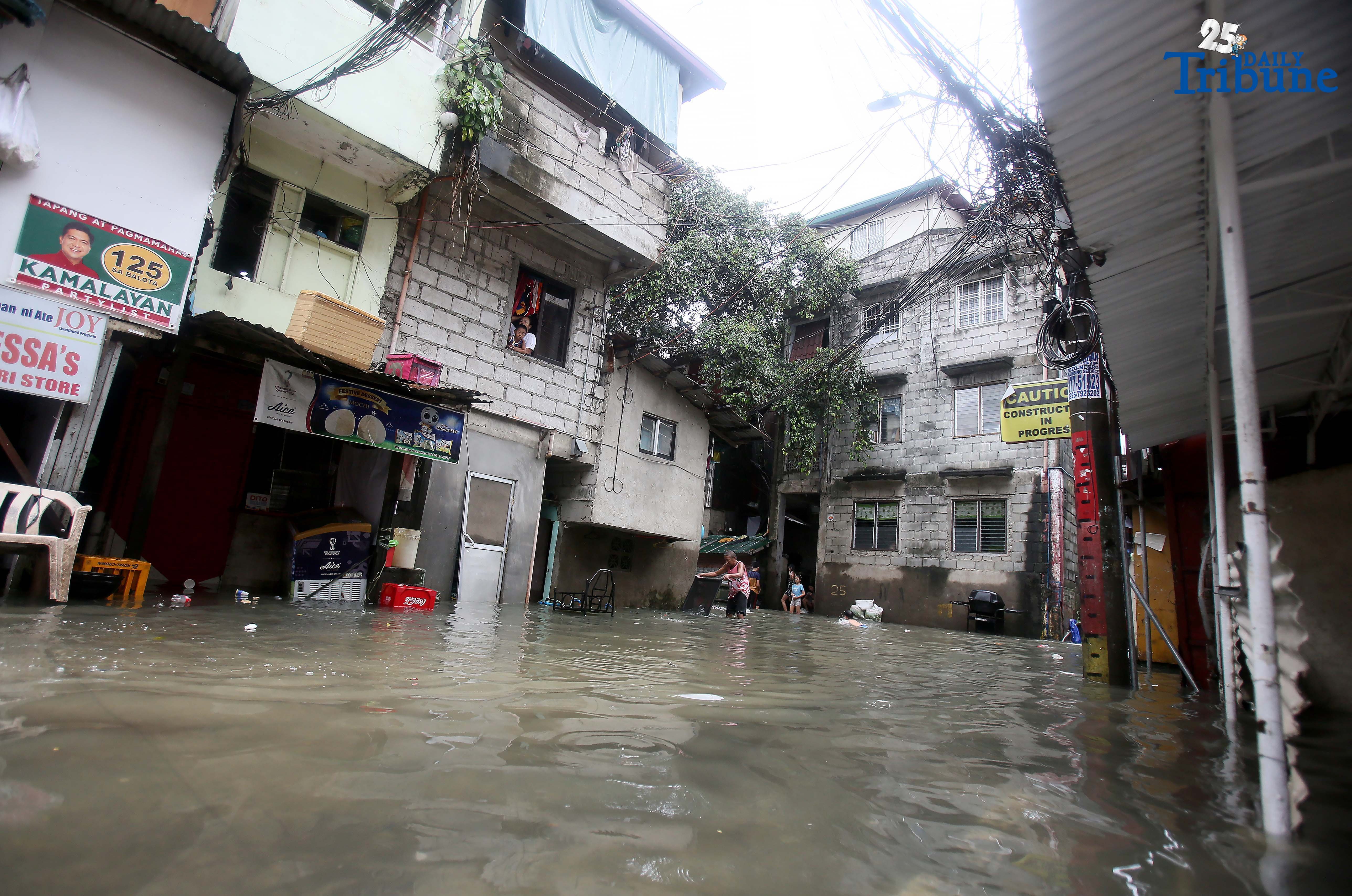 Trash piles up in Roxas District amid Crising-triggered floods