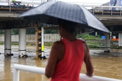 Residents monitor water level in Marikina River