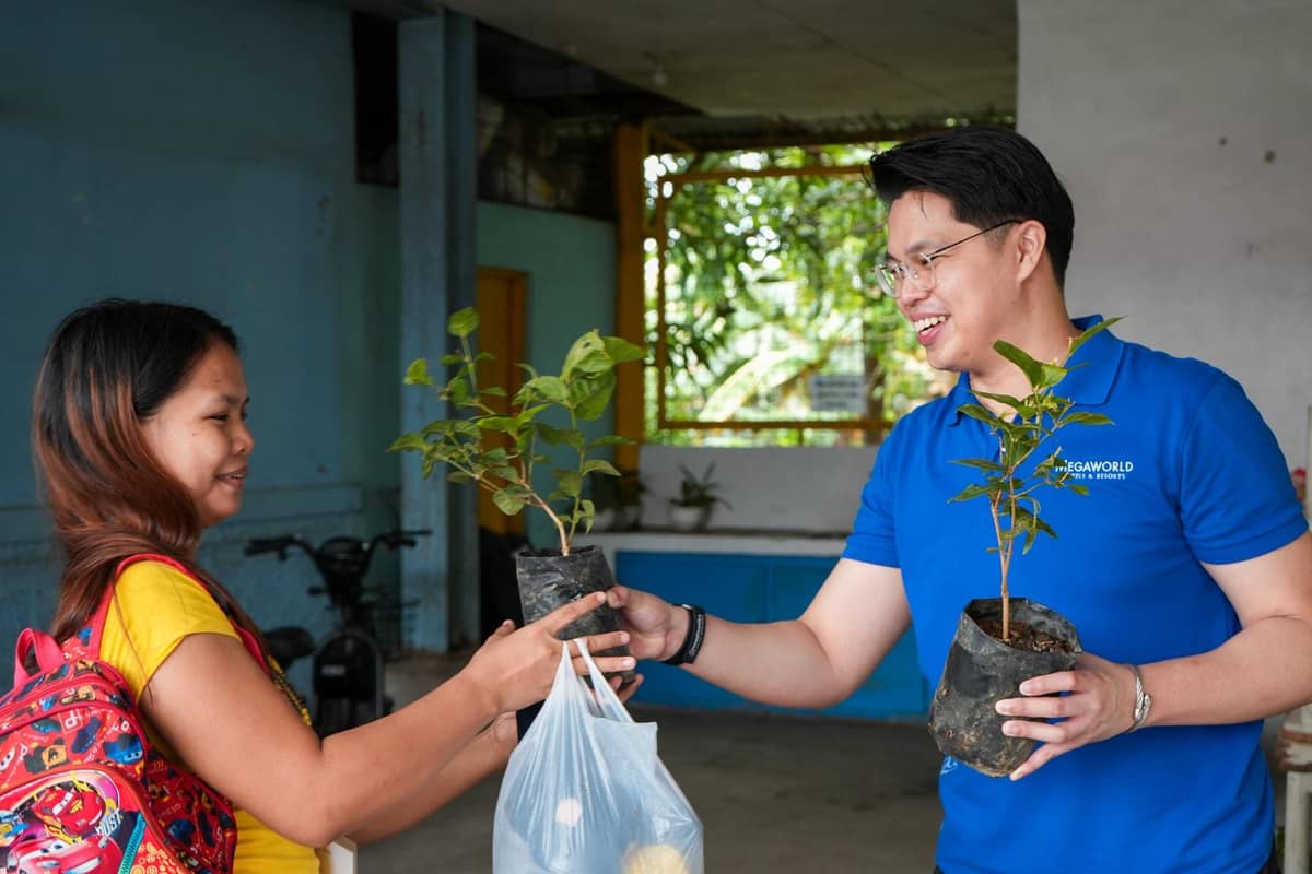 Megaworld Hotels & Resorts donates 100 Sampaguita seedlings to Project PEARLS Foundation as part of its nationwide “Petals to Purpose” sustainability campaign.