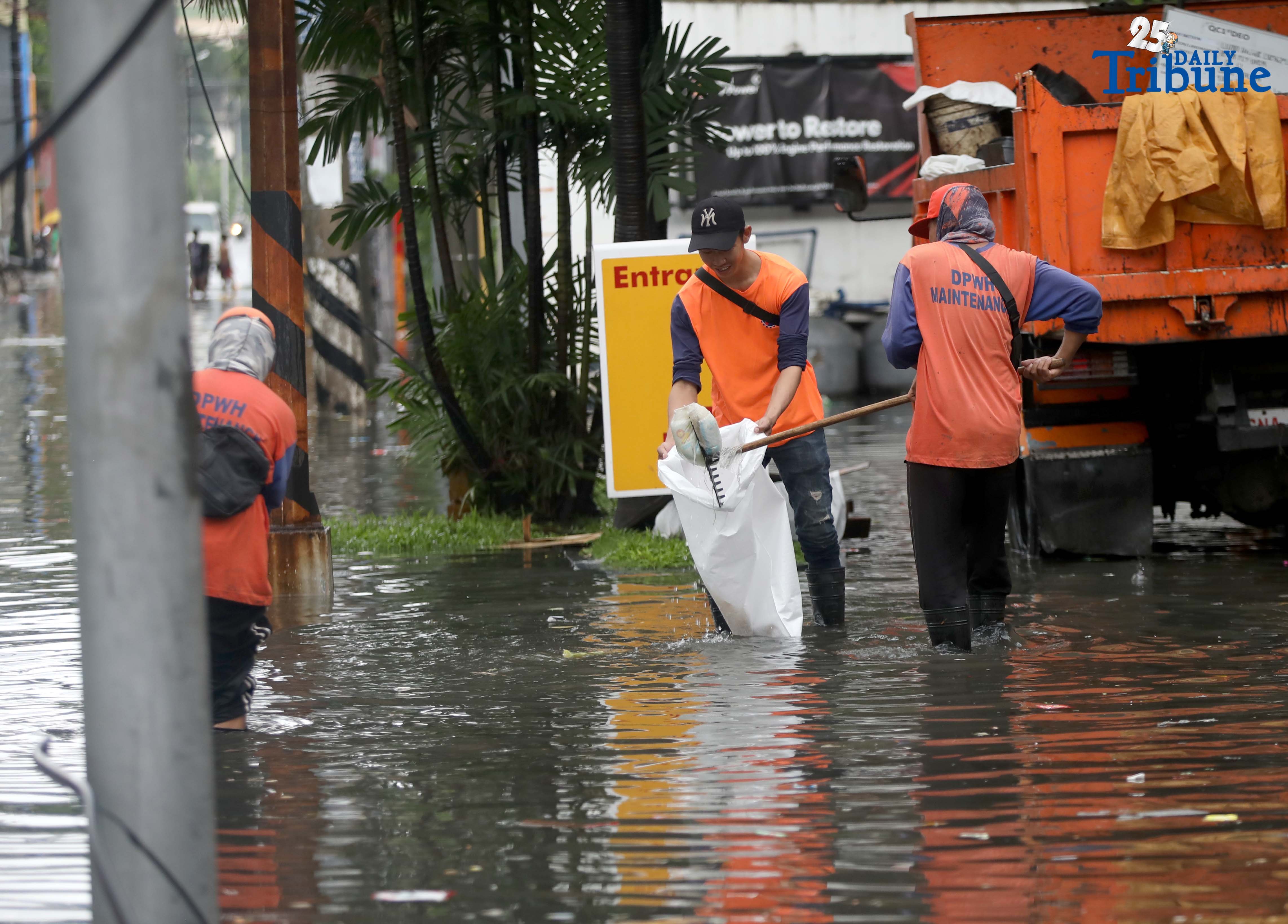 DPWH clears flood-borne trash along Araneta Avenue