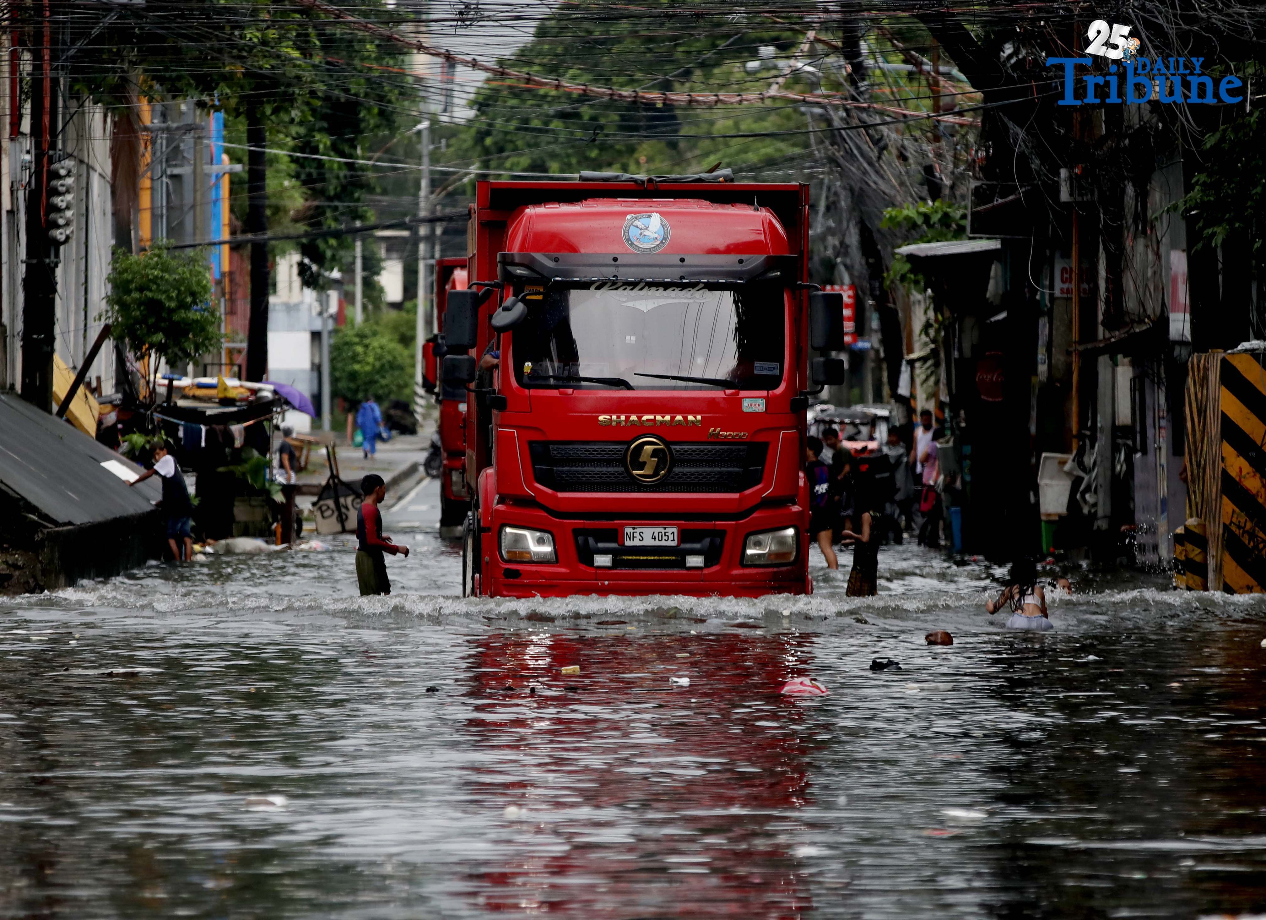 Drivers brave deep floods from Habagat, Storm Crising