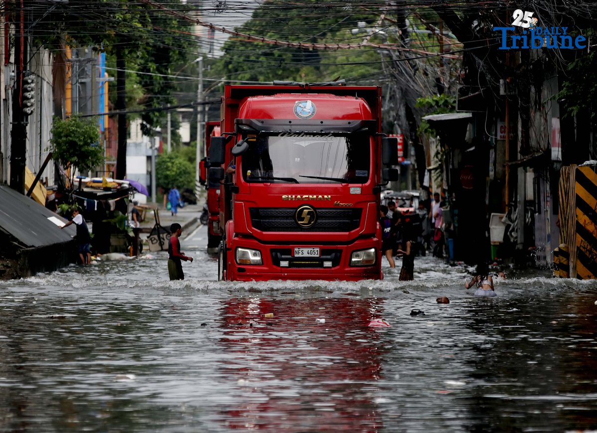 Drivers brave deep floods from Habagat, Storm Crising