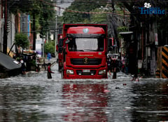 Drivers brave deep floods from Habagat, Storm Crising