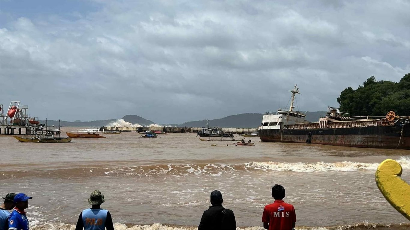 Boat capsizes; 3 fishermen rescued