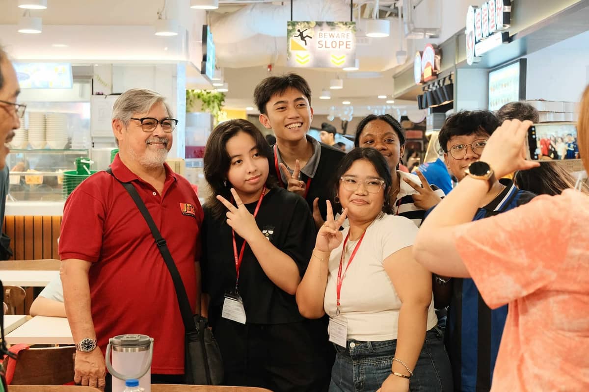 JT (left) mingles with satisfied customers of JT’s Manukan’s first Singapore branch at the Lucky Plaza building in Orchard Road. Next on the horizon is Dubai, where JT’s Manukan will open at City Center Deira on 7 August.