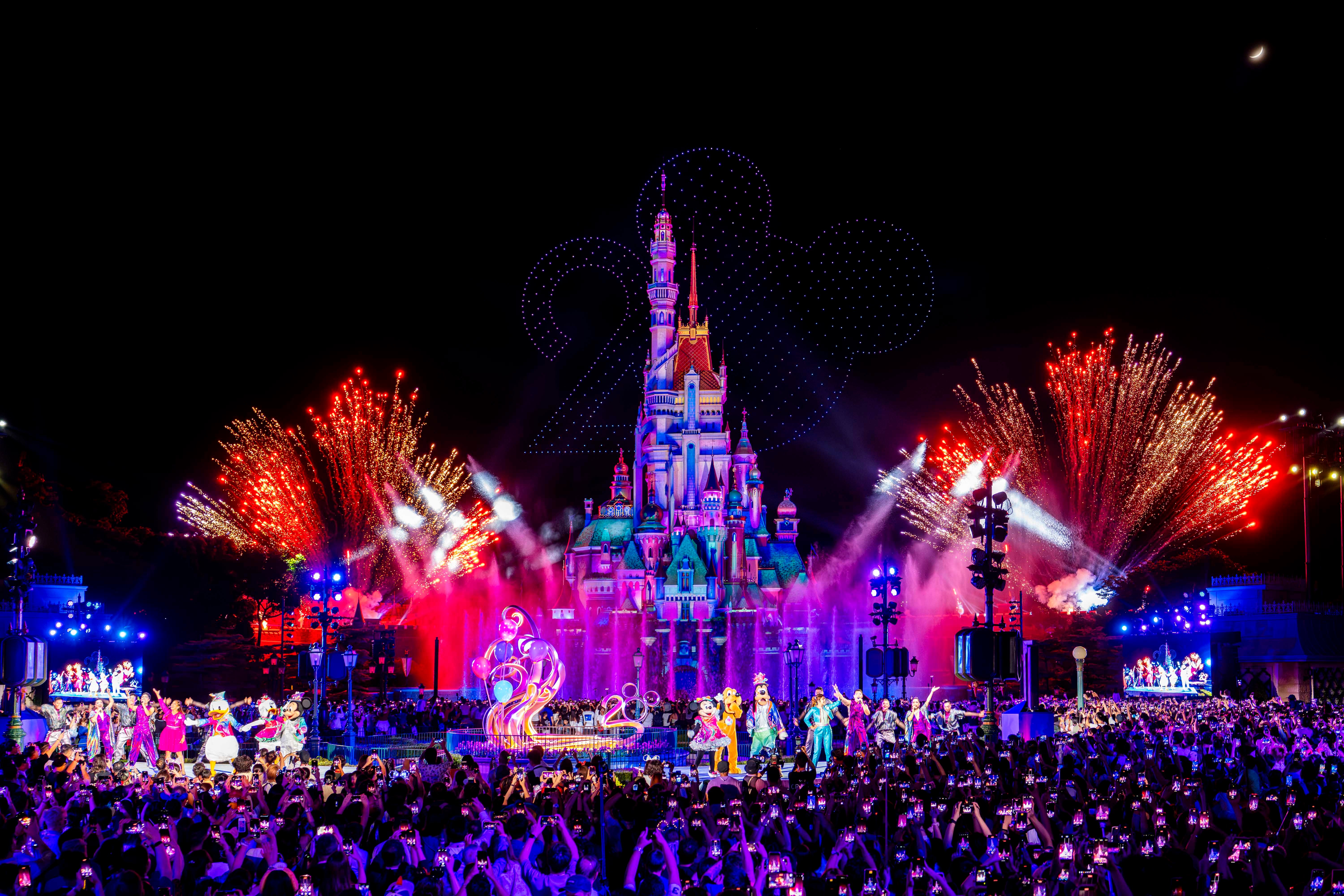 Hong Kong Disneyland throws 20th birthday bash