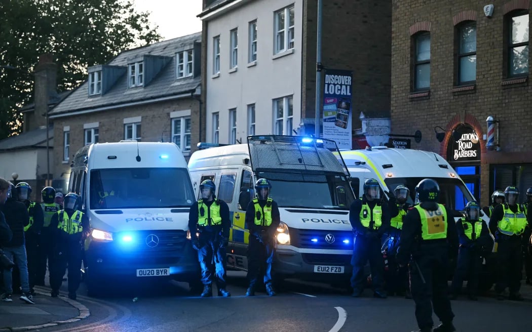 New clashes outside London hotel housing migrants