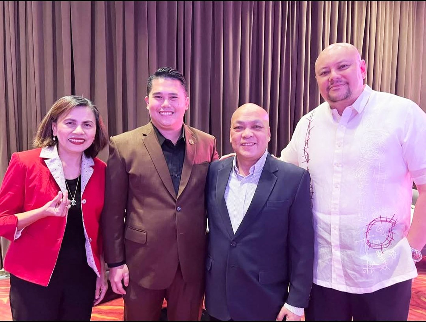 Janet Montenegro, advertising manager;  Mark Anthony Ynoc, president of Mandaue Chamber of Commerce and Industry, The Freeman GM Melandro Mendoza with John Vincent Gullas, vice chairman.