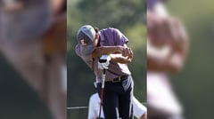Tiger watches son Charlie’s tough start
