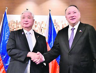 Defense Minister Nakatani Gen and Secretary Gilberto Teodoro Jr. at the Japan-Philippines Defense Ministerial Meeting.