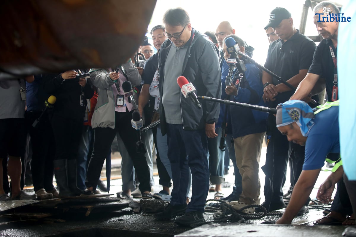MMDA chief inspects clogged manhole near MRT-7 station
