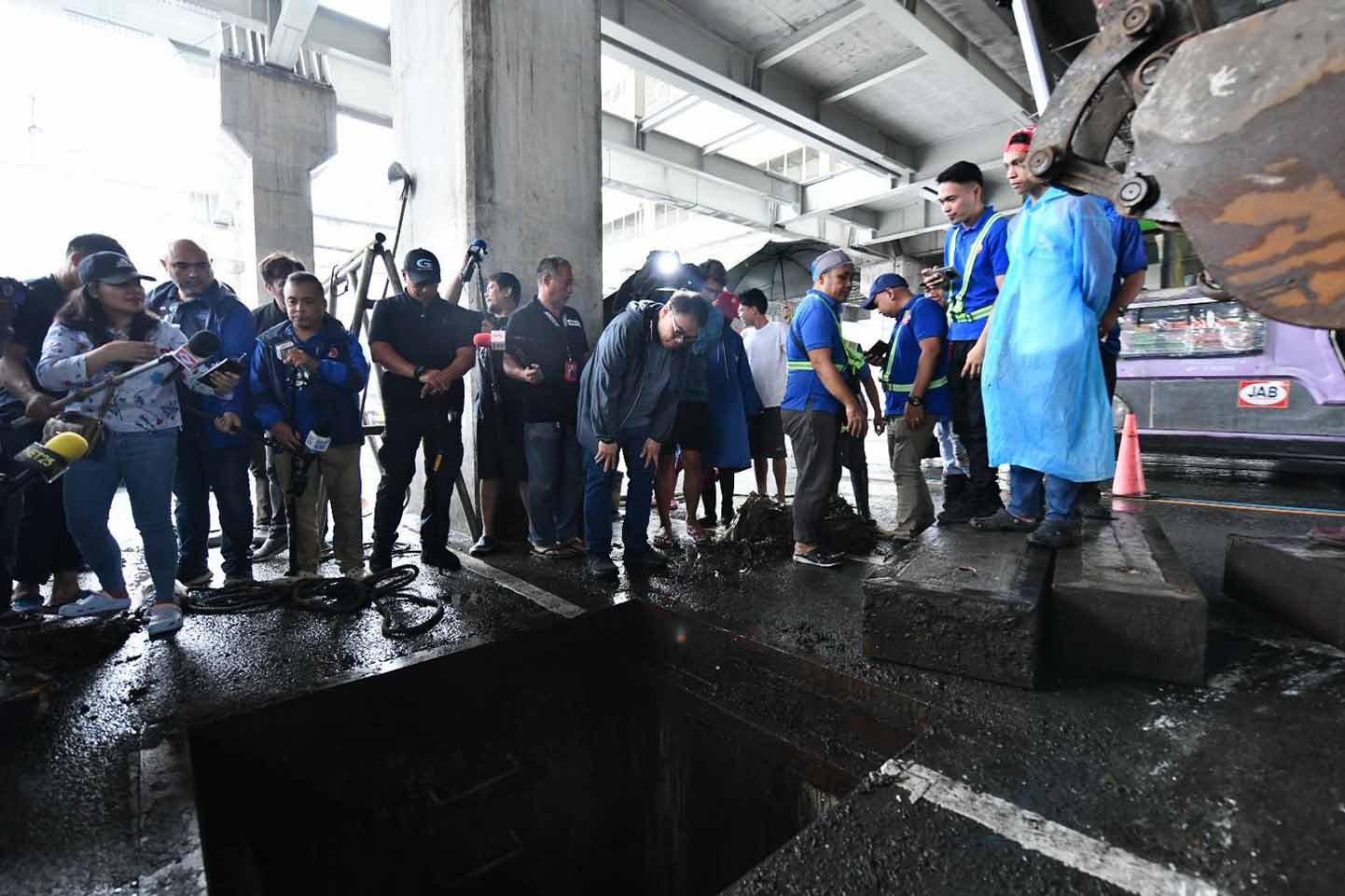 MMDA clears trash from Tripa de Gallina