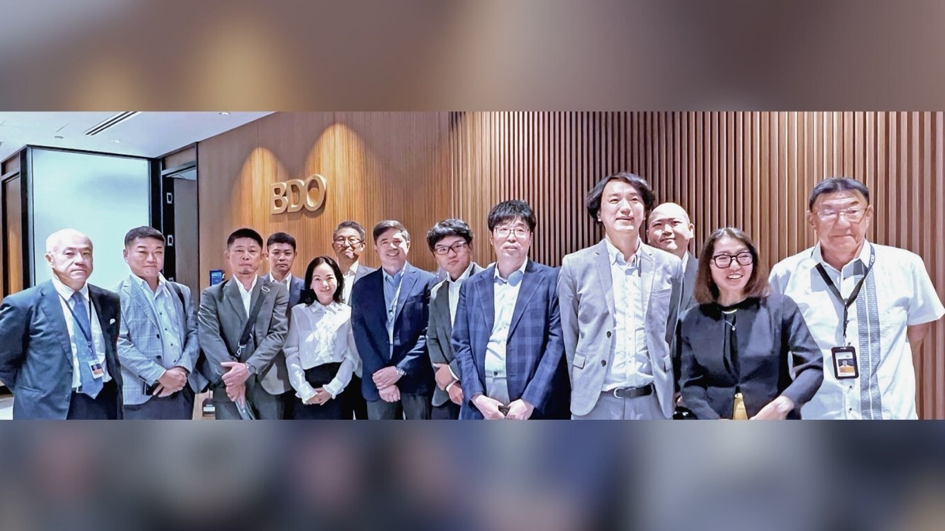 Hosting the Kyoto Employers Association Delegates Monina Elena Camigla (4th from left), BDO Unibank’s senior vice president and deputy department head of Financial Institutions and International Desks, welcomes the KEA delegation on their first business mission to the Philippines.