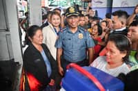 Liza checks on Manila fire victims