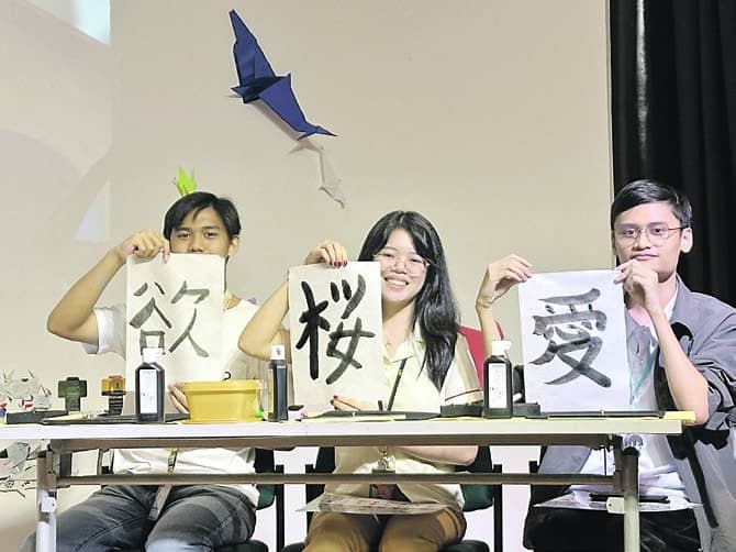 Hello! Japan provides educational courses on Japanese culture to schools and private organizations.