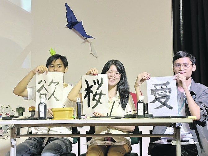 Hello! Japan provides educational courses on Japanese culture to schools and private organizations.