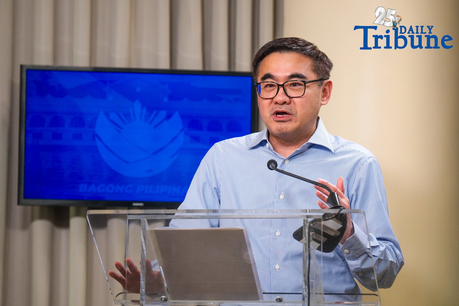 During a press briefing in Malacanang, Special Assistant to the President for Investment and Economic Affairs (SAPIEA) Frederick Go clarified that it is not the Philippines who will bear the cost of the tariffs imposed by the United States, but the American consumers. He explained that when tariffs are applied, the additional cost is usually passed on to the buyers. In this case, it will be the consumers in the U.S. who will pay more, not Filipino exporters. He also emphasized that the reduction of tariffs to 19% is a significant development for the Philippines. This rate is now the second lowest in Southeast Asia. According to Go, this makes the country more attractive to foreign investors. It could encourage them to set up operations here and export their products globally.