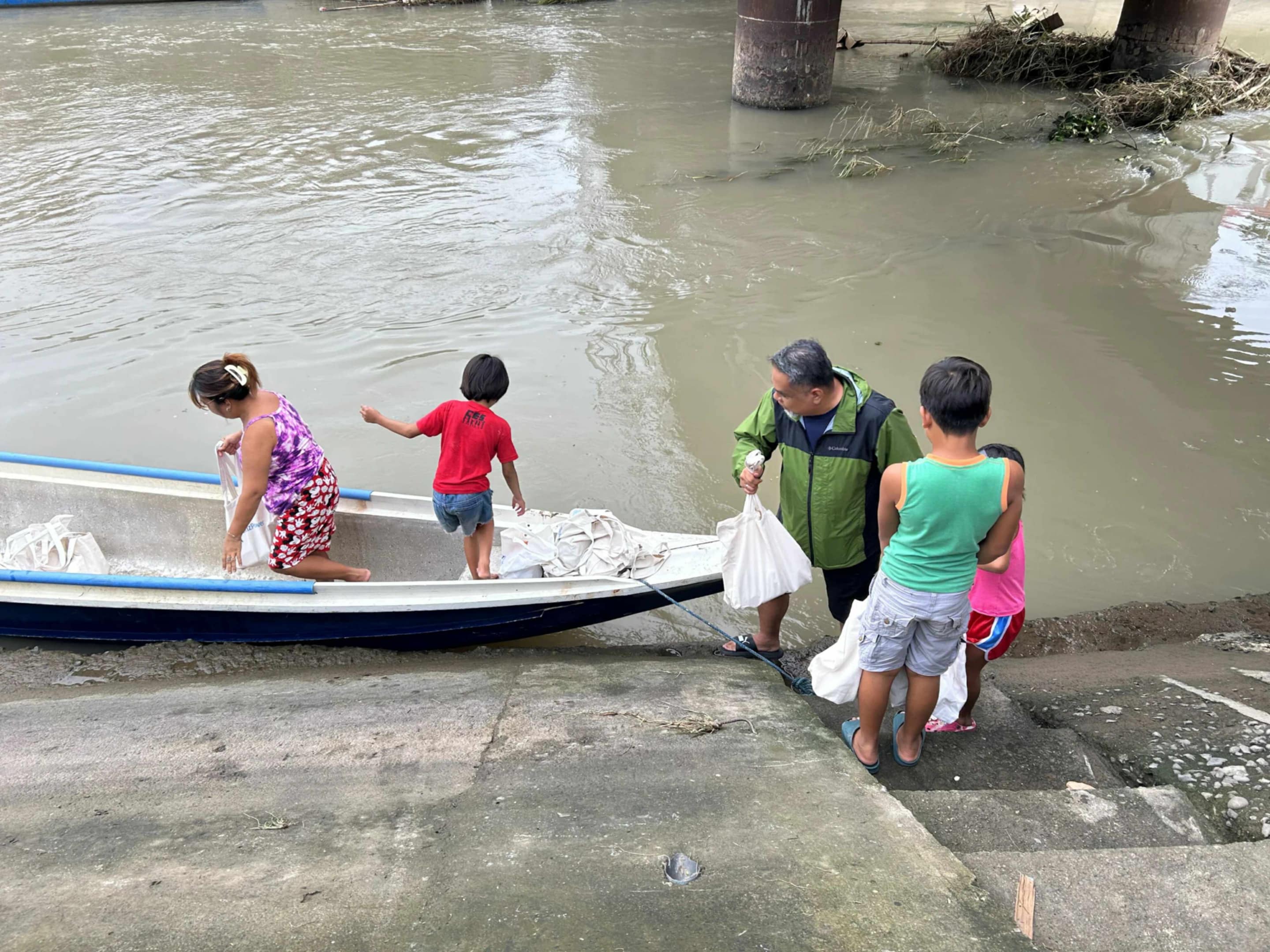 1,900 Bataan families get relief packs from AboitizPower