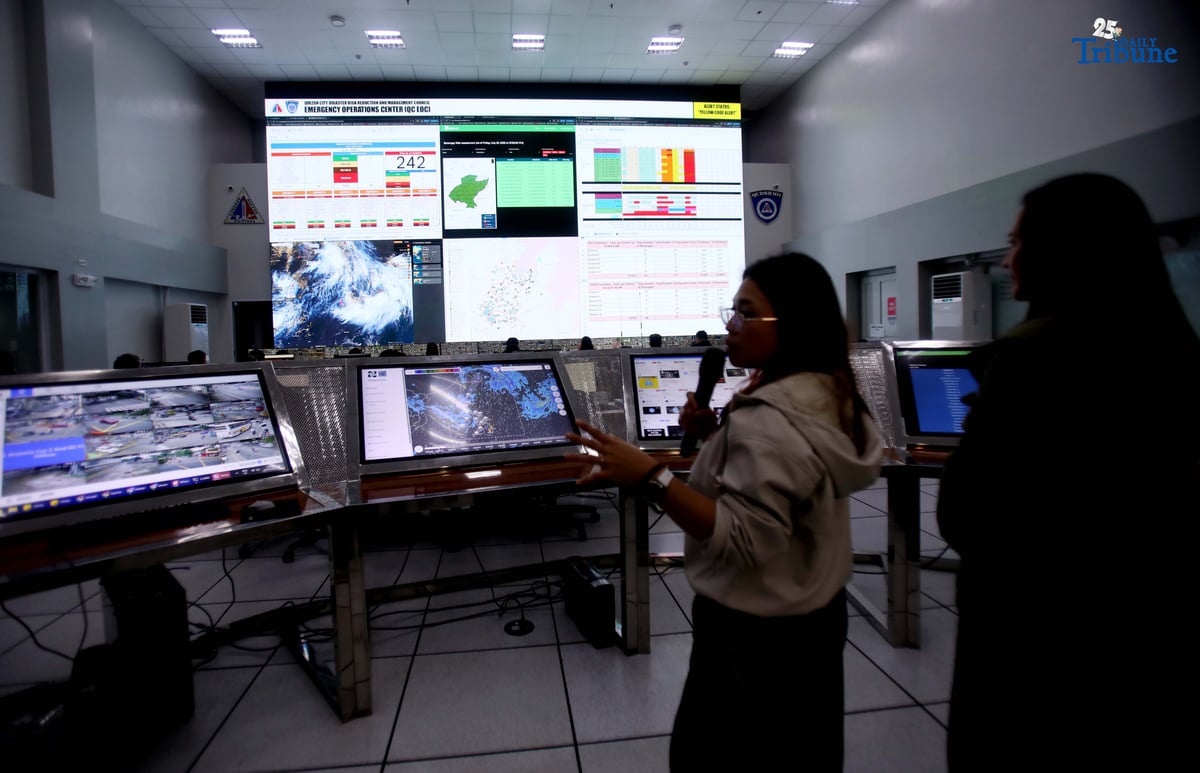 (July, 25 2025) Quezon City Mayor Joy Belmonte with Head, Quezon City DRRM Office Action Officer, Quezon City DRRM Council, EnP Ma. Bianca Perez showed to the media the QCDRRMO monitoring office in Quezon City, during the press briefing at the QCDRRMO building on Friday, July 25, 2025, regarding the local government’s disaster response during the onslaught of the habagat and typhoons. Photo/Analy Labor